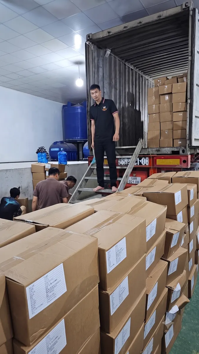 Phân loại kiện hàng theo từng nhóm trong kho